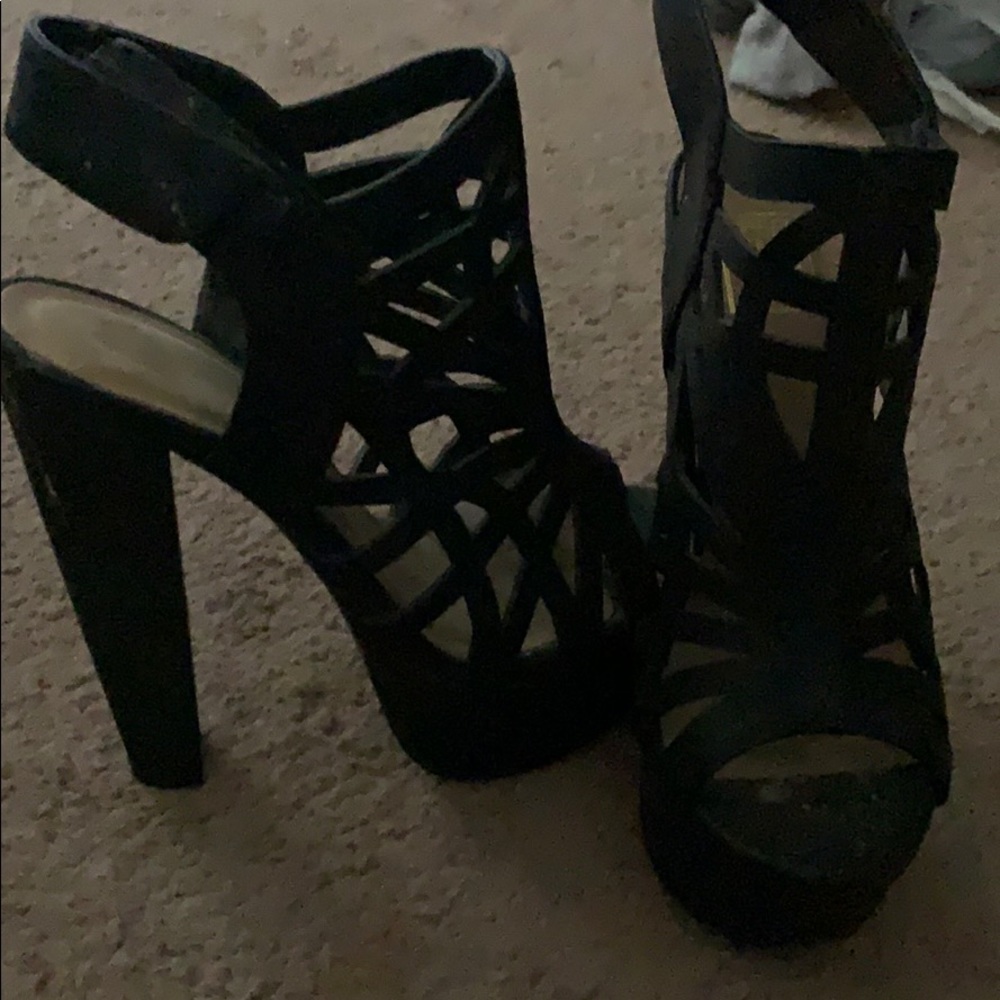 Black high heels only used 2 times size 6